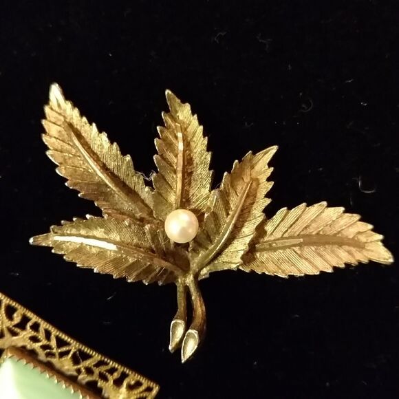 Vintage Gold Pins, Pearl, 2 with Beautiful Filigree - Picture 2 of 2